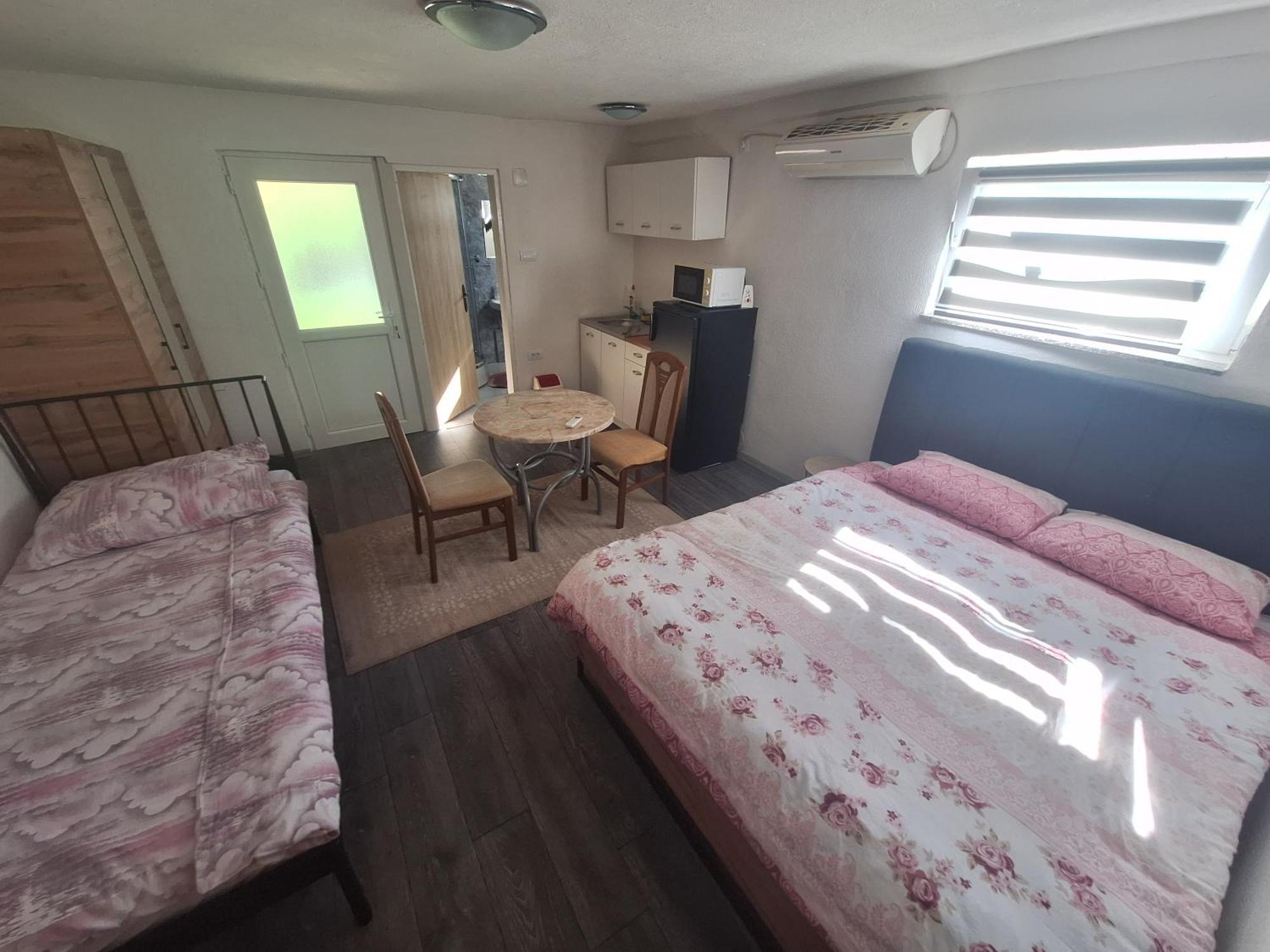 Fly & Stay Apartments Лакташи Екстер'єр фото