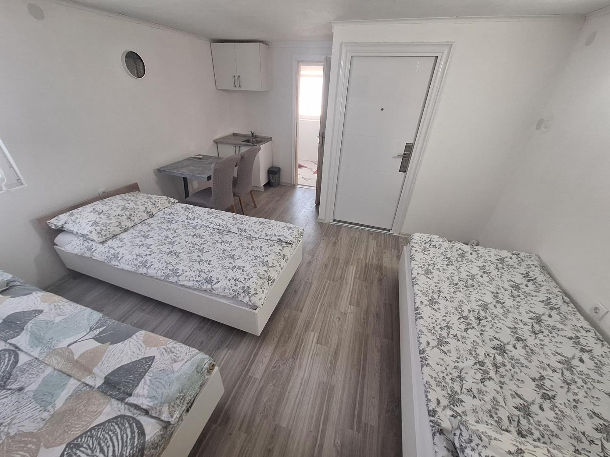 Fly & Stay Apartments Лакташи Екстер'єр фото